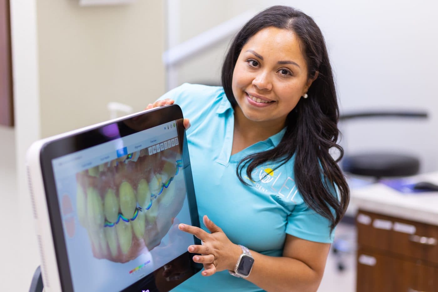 La Dra. Diana Vazquez muestra una pantalla con el escaneo 3D de los dientes de un paciente