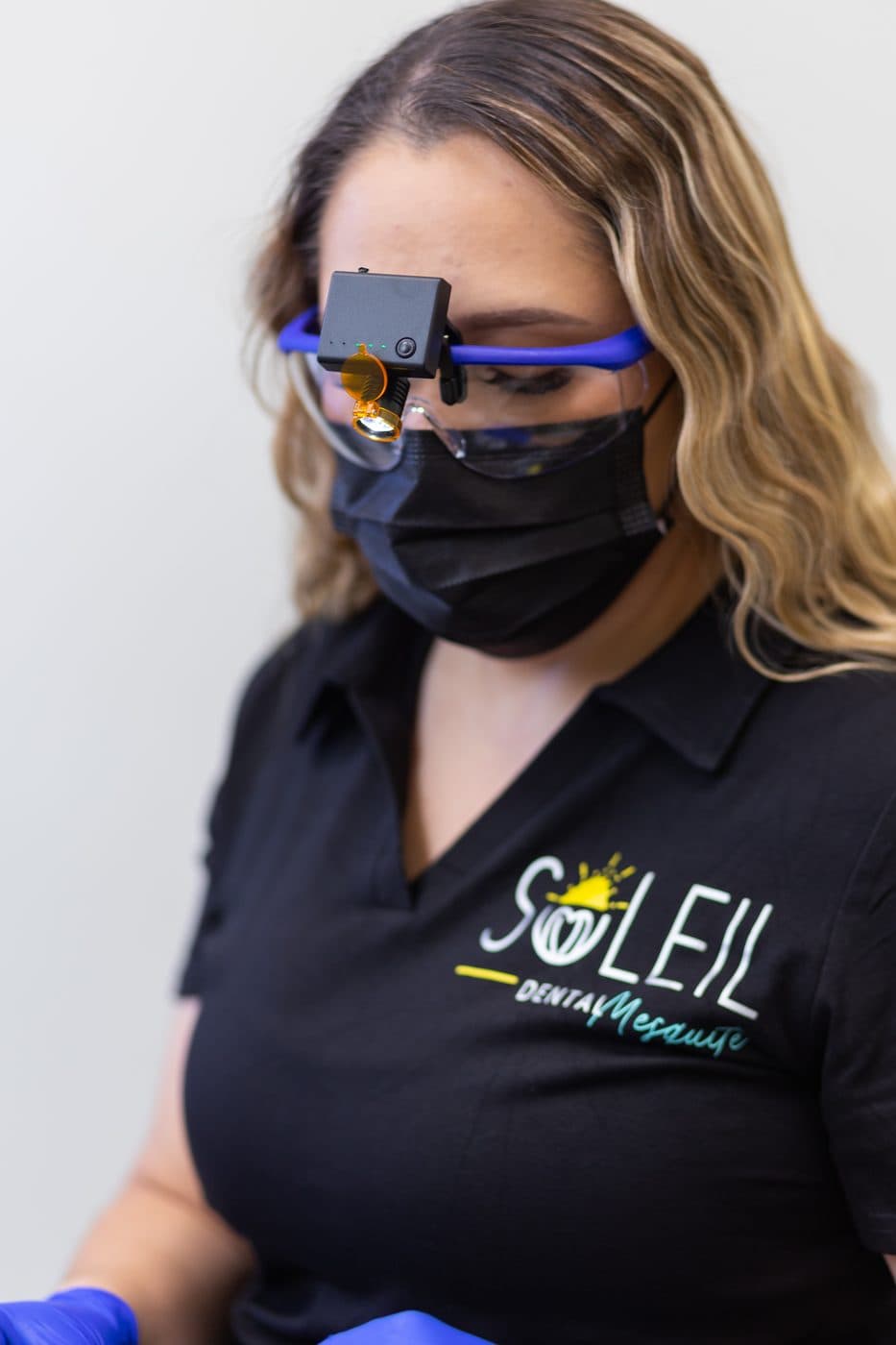 Una integrante del equipo de Soleil Dental Mesquite con lupas y cubrebocas, lista para una limpieza