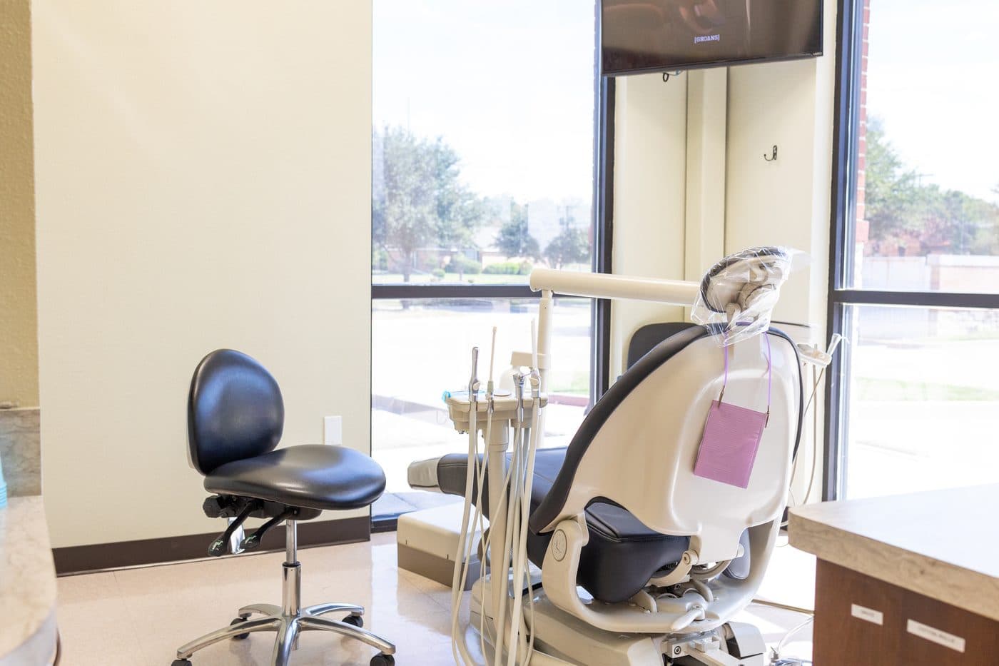 Un cuarto de tratamiento de Soleil Dental Mesquite con el sillón dental junto a una ventana grande