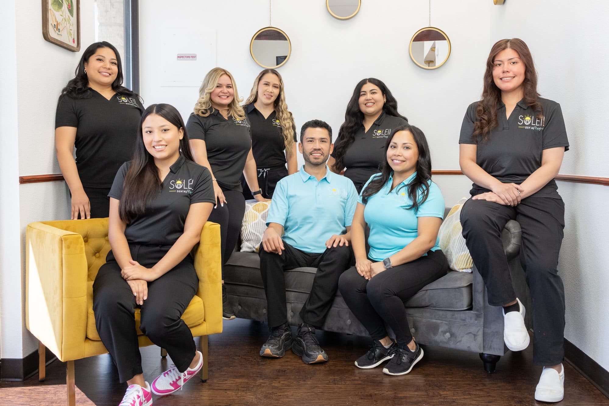 El equipo de Soleil Dental Mesquite reunido en la sala de espera